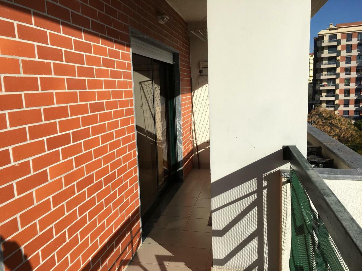 Apartamento Novo Muito Confortavel Com Vista Rio Algés Exterior foto